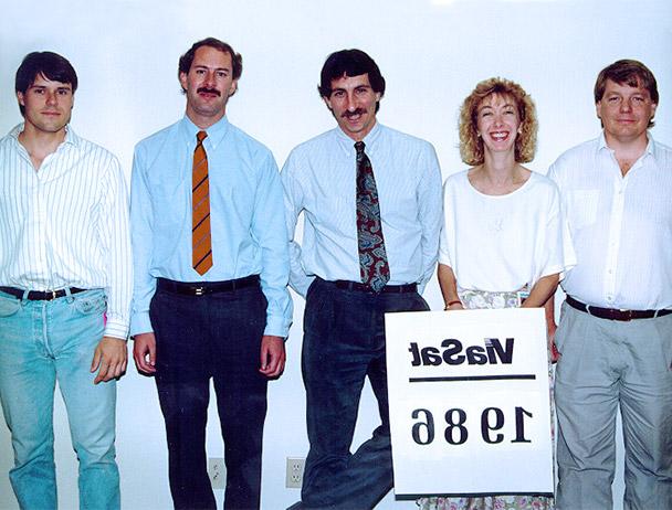 创始人马克·丹克伯格, 史蒂夫·哈特和马克·米勒加上两名菲律宾bg视讯官网公司的员工站在一个写着“菲律宾bg视讯官网 1986”的牌子后面