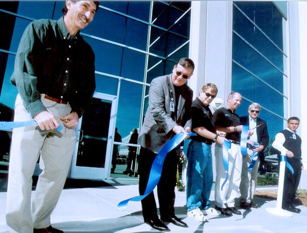 马克·丹克伯格和五名菲律宾bg视讯官网员工在新卡尔斯巴德前剪彩, CA校园