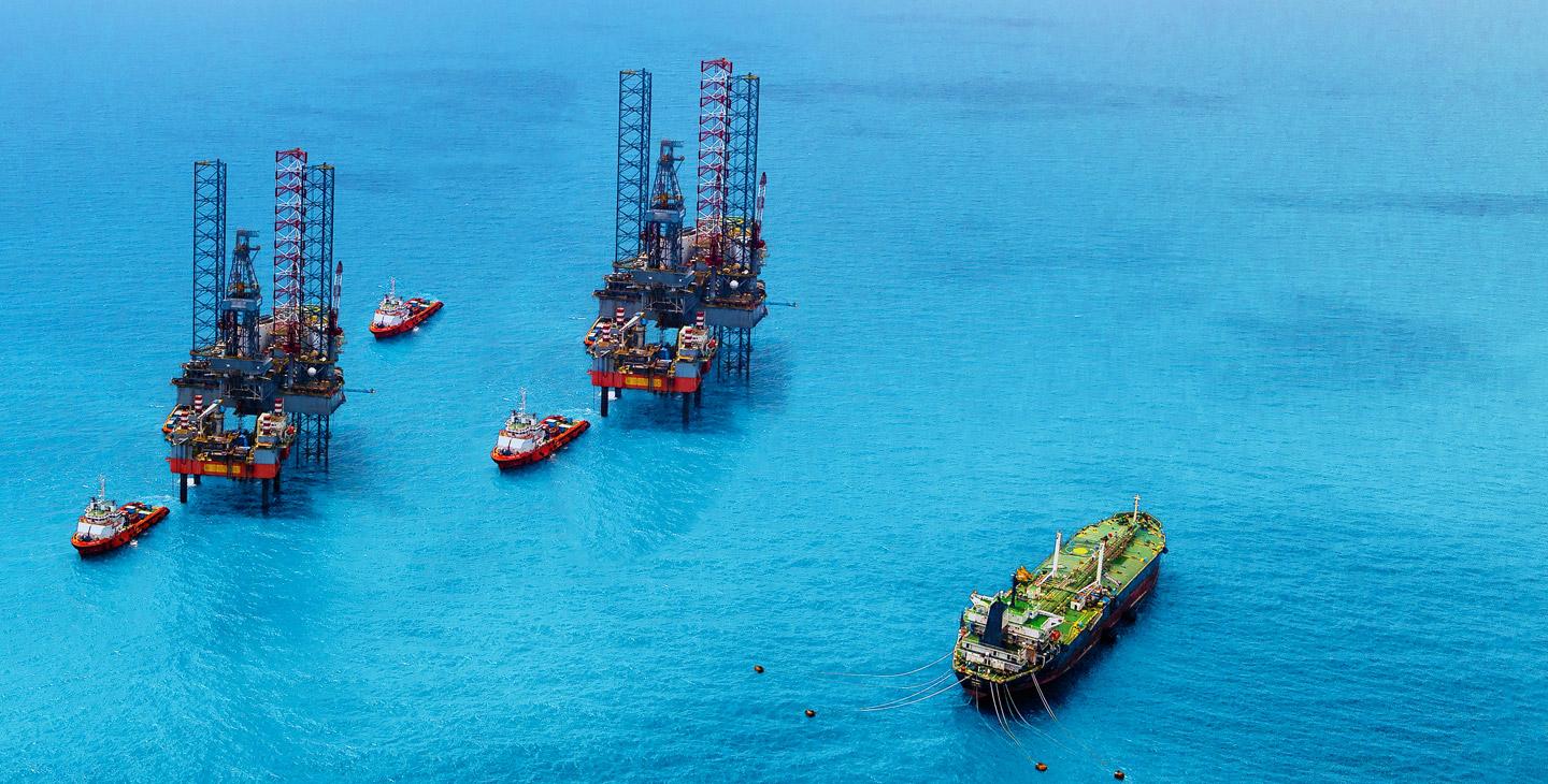 两个海上石油钻井平台连接海上互联网，周围有4艘船.
